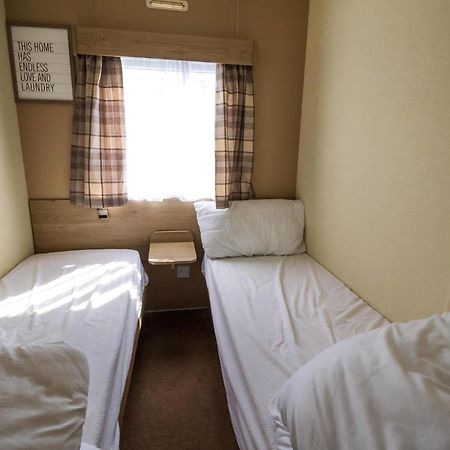 Superb 8 Berth Caravan Near Walton-On-The-Naze In Essex Ref 17175 Esterno foto