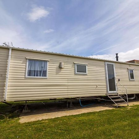 Superb 8 Berth Caravan Near Walton-On-The-Naze In Essex Ref 17175 Esterno foto