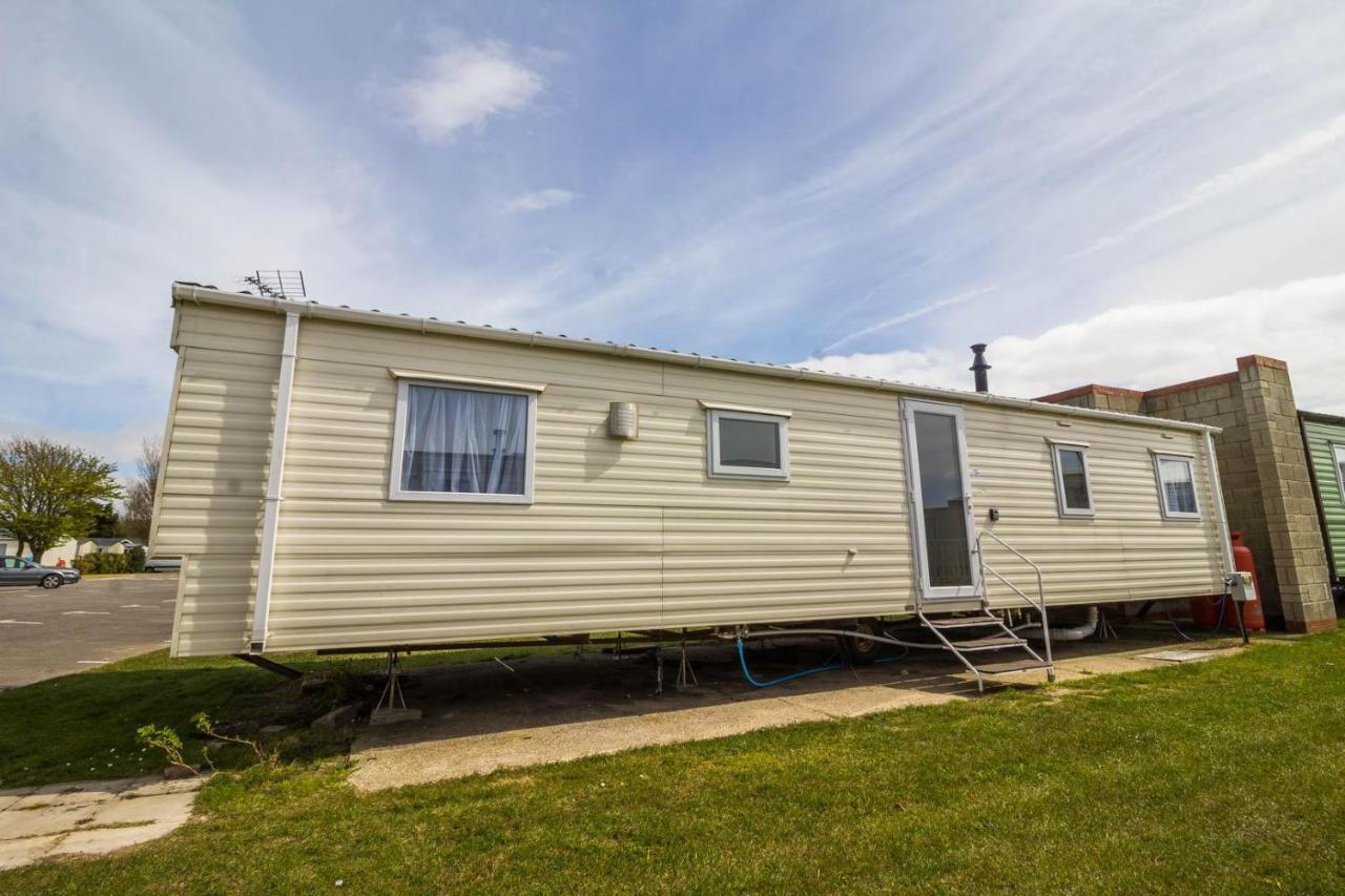 Superb 8 Berth Caravan Near Walton-On-The-Naze In Essex Ref 17175 Esterno foto