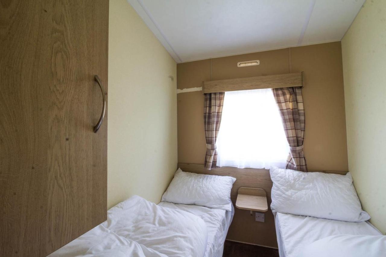 Superb 8 Berth Caravan Near Walton-On-The-Naze In Essex Ref 17175 Esterno foto