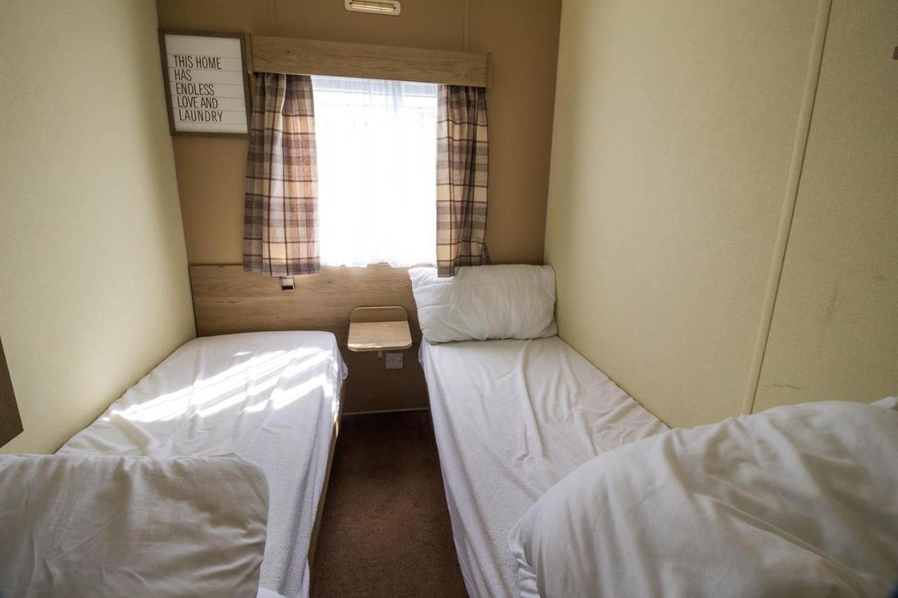 Superb 8 Berth Caravan Near Walton-On-The-Naze In Essex Ref 17175 Esterno foto