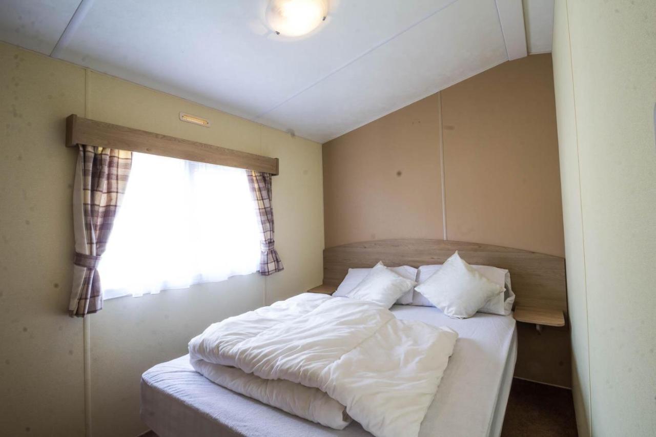 Superb 8 Berth Caravan Near Walton-On-The-Naze In Essex Ref 17175 Esterno foto